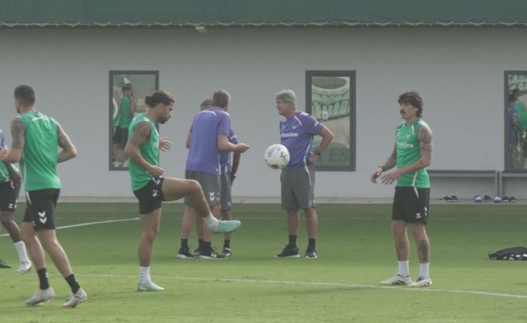 Los laterales del Betis no se tocan: encantado con Bellerín, no cambia a Ricardo por Nazinho Los laterales del Betis no se tocan: encantado con Bellerín, no cambia a Ricardo por Nazinho