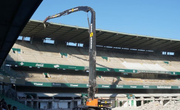 Otro bocado de nostalgia al corazón del Betis: cae la cubierta del Benito Villamarín Otro bocado de nostalgia al corazón del Betis: cae la cubierta del Benito Villamarín