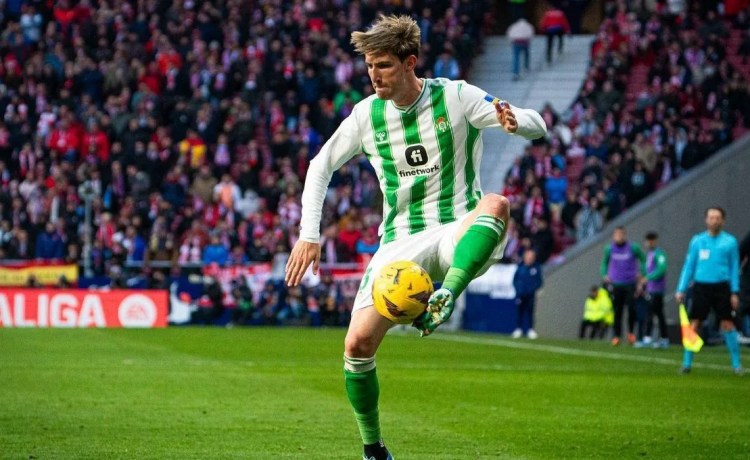 Un club de Champions tienta a Miranda y emerge otro lateral izquierdo en la lista del Betis Un club de Champions tienta a Miranda y emerge otro lateral izquierdo en la lista del Betis