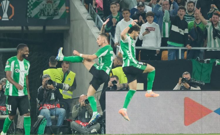 Abde se sienta en una mesa histórica en el Betis y el insaciable Antony llama para reservar Abde se sienta en una mesa histórica en el Betis y el insaciable Antony llama para reservar