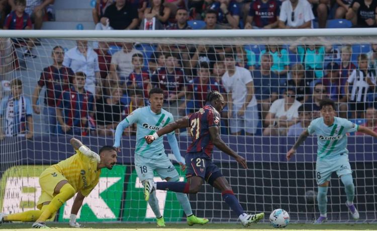 Ángel Cuéllar señala los problemas del Betis en ataque: «Sé que intentó fichar a Etta Eyong, pero…» Ángel Cuéllar señala los problemas del Betis en ataque: «Sé que intentó fichar a Etta Eyong, pero…»