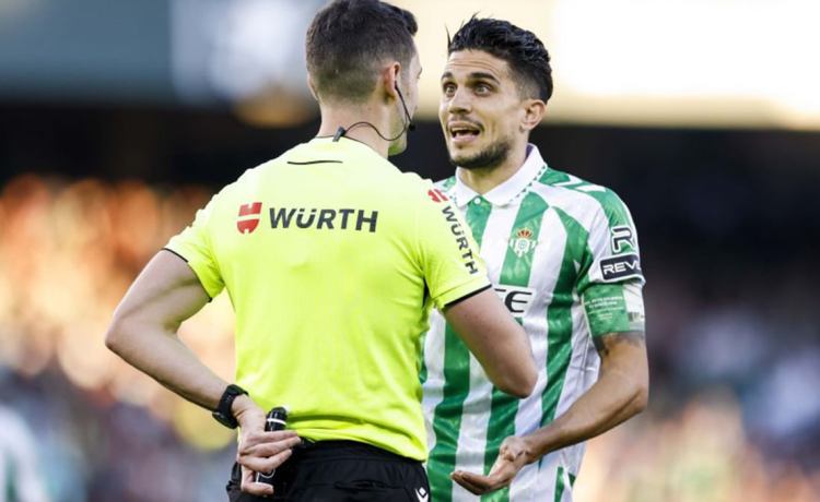El polémico audio del VAR que perjudica al Betis: «Debió ser roja» El polémico audio del VAR que perjudica al Betis: «Debió ser roja»