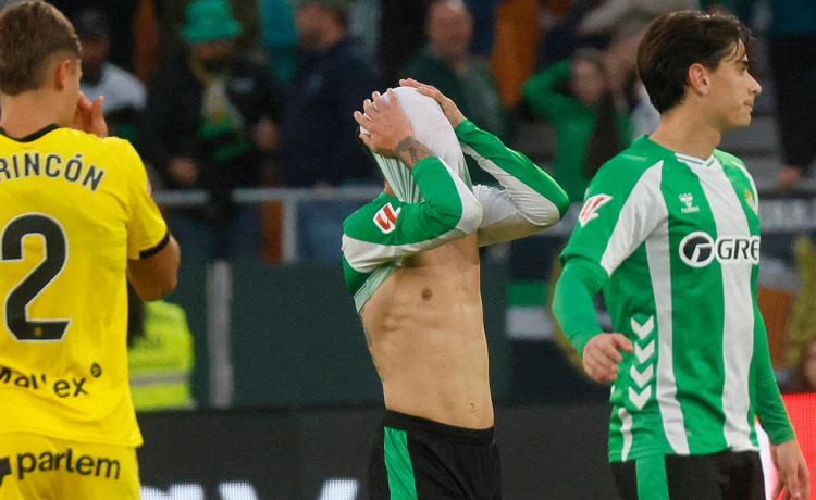 El acta de Galech Apezteguia explica la expulsión de Antony en el Betis-Girona: «Una patada en la cara» El acta de Galech Apezteguia explica la expulsión de Antony en el Betis-Girona: «Una patada en la cara»