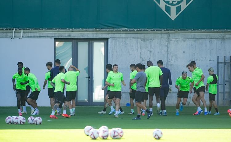 El Real Betis vuelve al trabajo con una novedad en la medular en la primera sesión sin Borja Iglesias El Real Betis vuelve al trabajo con una novedad en la medular en la primera sesión sin Borja Iglesias