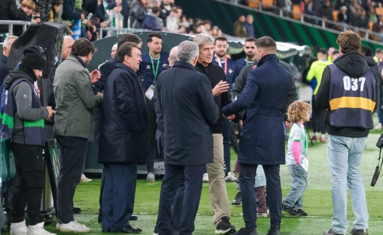 Manuel Pellegrini, su ‘virgencita, que me quede como estoy’ y la doble ‘amenaza’ de Manu Fajardo Manuel Pellegrini, su ‘virgencita, que me quede como estoy’ y la doble ‘amenaza’ de Manu Fajardo