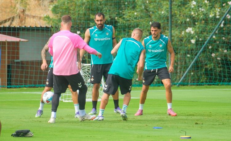 El Betis regresa al trabajo con más cicatrices que historias y los ojos puestos en Borja Iglesias El Betis regresa al trabajo con más cicatrices que historias y los ojos puestos en Borja Iglesias