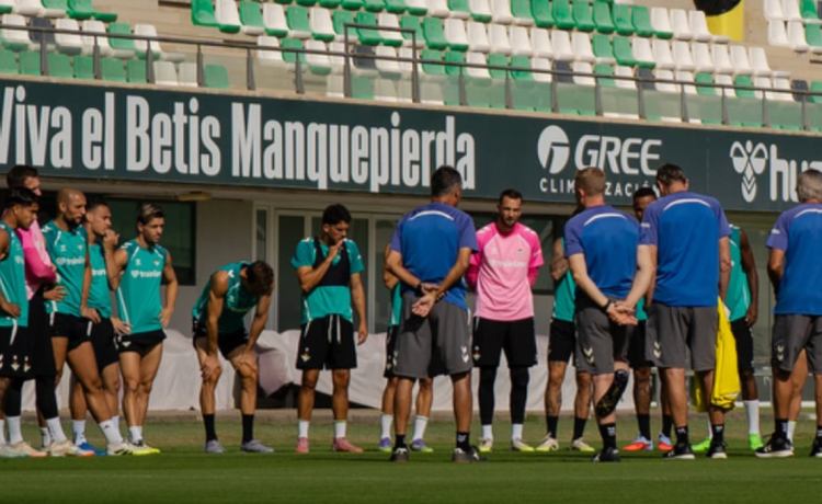 El último entrenamiento del Betis confirma lo esperado y sube a una perla juvenil El último entrenamiento del Betis confirma lo esperado y sube a una perla juvenil