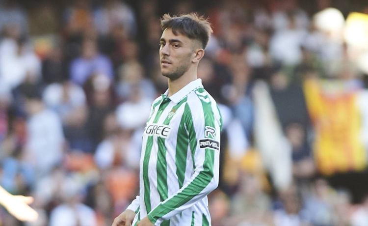 Se lanza para llevarse a Iker Losada Se lanza para llevarse a Iker Losada