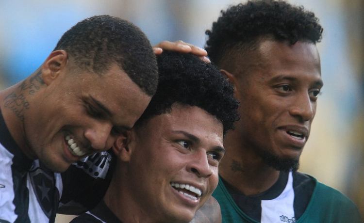 Resucita sin entrenador ni Luiz Henrique en el derbi y hace viral una forma de perder tiempo Resucita sin entrenador ni Luiz Henrique en el derbi y hace viral una forma de perder tiempo