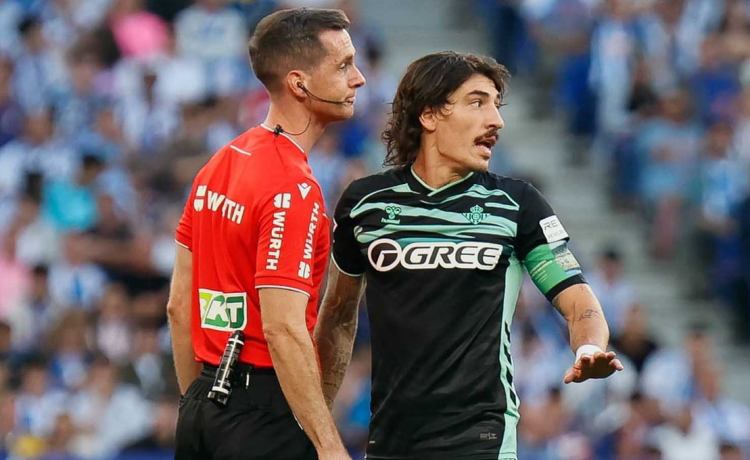 Polémica con el árbitro del Betis – Girona por una decisión que pudo costarle cara a los verdiblancos Polémica con el árbitro del Betis – Girona por una decisión que pudo costarle cara a los verdiblancos