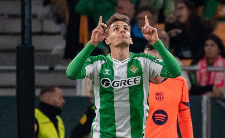 Flick pide el fichaje de un central y desde Barcelona miran al Betis: Diego Llorente y Luiz Felipe, en la agenda de Deco Flick pide el fichaje de un central y desde Barcelona miran al Betis: Diego Llorente y Luiz Felipe, en la agenda de Deco