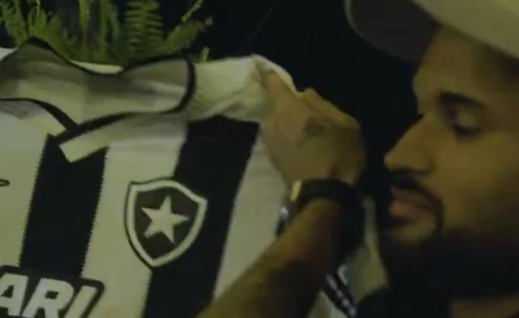 Willian José, con la camiseta del Botafogo de Luiz Henrique Willian José, con la camiseta del Botafogo de Luiz Henrique