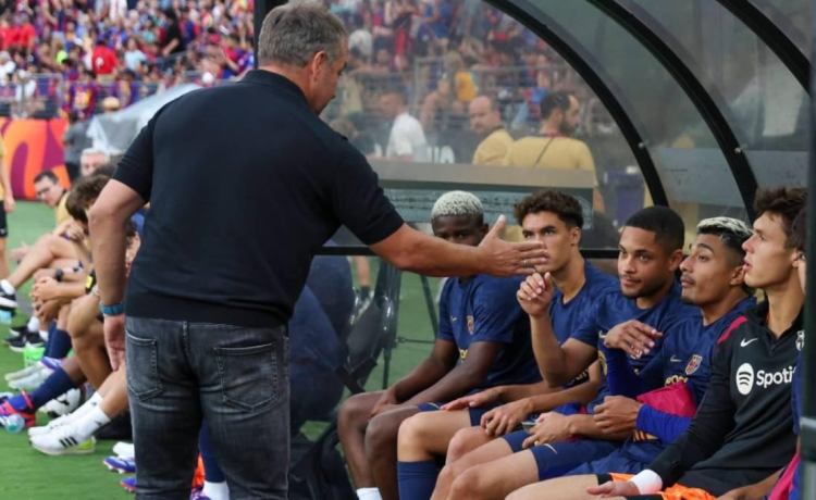 Hansi Flick ‘vende’ a Vitor Roque al Betis y lanza guiños a Isco Alarcón Hansi Flick ‘vende’ a Vitor Roque al Betis y lanza guiños a Isco Alarcón