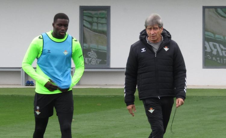 Pellegrini aparta a Nobel Mendy del entrenamiento del Betis para comunicarle algo Pellegrini aparta a Nobel Mendy del entrenamiento del Betis para comunicarle algo