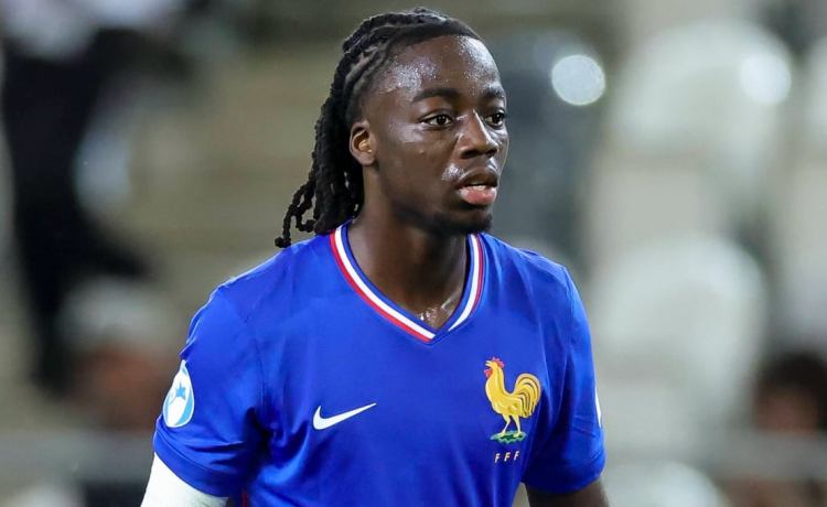 Castigo a la alternativa a Badé en Leverkusen seguida por Manu Fajardo Castigo a la alternativa a Badé en Leverkusen seguida por Manu Fajardo