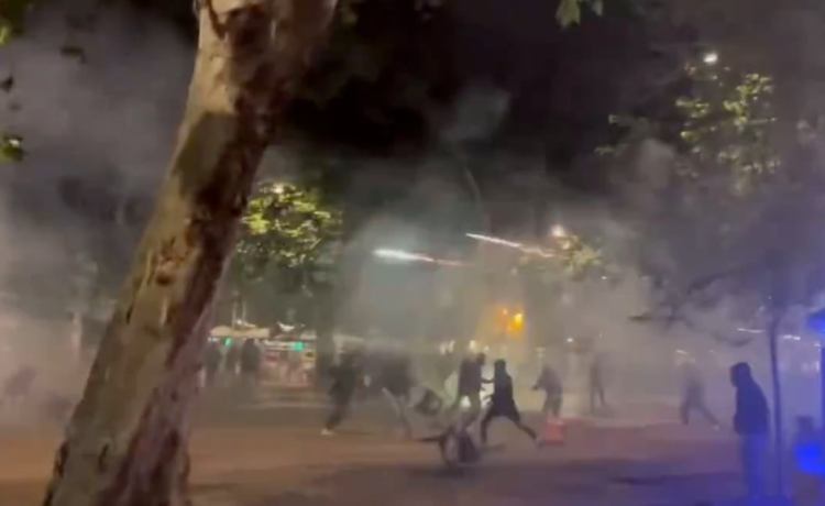 Los ultras de la Fiorentina ya hacen estragos en las calles de Sevilla Los ultras de la Fiorentina ya hacen estragos en las calles de Sevilla