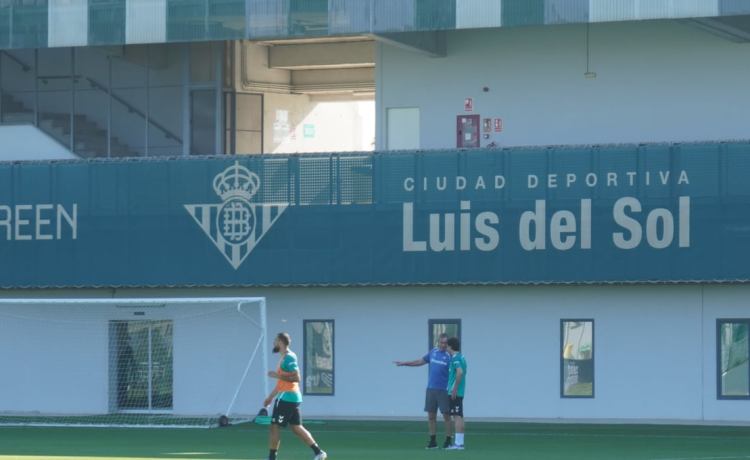 Las instrucciones de Pellegrini y Cousillas a Ortiz y Valentín Gómez antes de poner rumbo a Inglaterra Las instrucciones de Pellegrini y Cousillas a Ortiz y Valentín Gómez antes de poner rumbo a Inglaterra