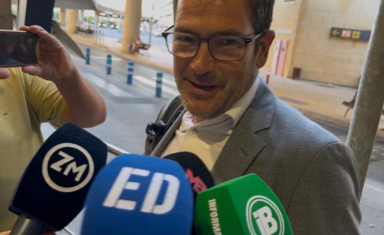 El CEO del Betis aterriza en Sevilla con optimismo pero aún sin acuerdo para el fichaje de Antony El CEO del Betis aterriza en Sevilla con optimismo pero aún sin acuerdo para el fichaje de Antony
