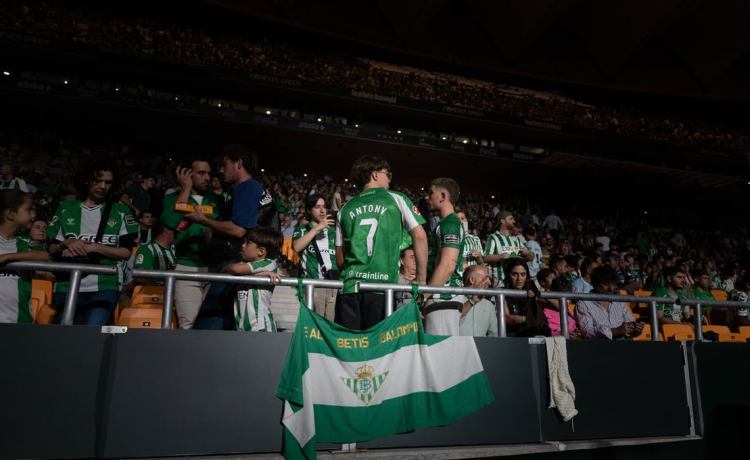 La afición del Betis asume las tres temporadas en La Cartuja La afición del Betis asume las tres temporadas en La Cartuja