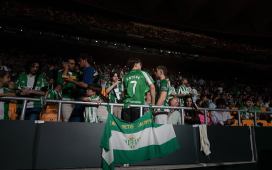 La afición del Betis asume las tres temporadas en La Cartuja La afición del Betis asume las tres temporadas en La Cartuja
