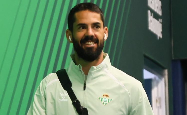 El Real Betis presenta su equipación para El Gran Derbi ante el Sevilla FC con Isco Alarcón como modelo El Real Betis presenta su equipación para El Gran Derbi ante el Sevilla FC con Isco Alarcón como modelo