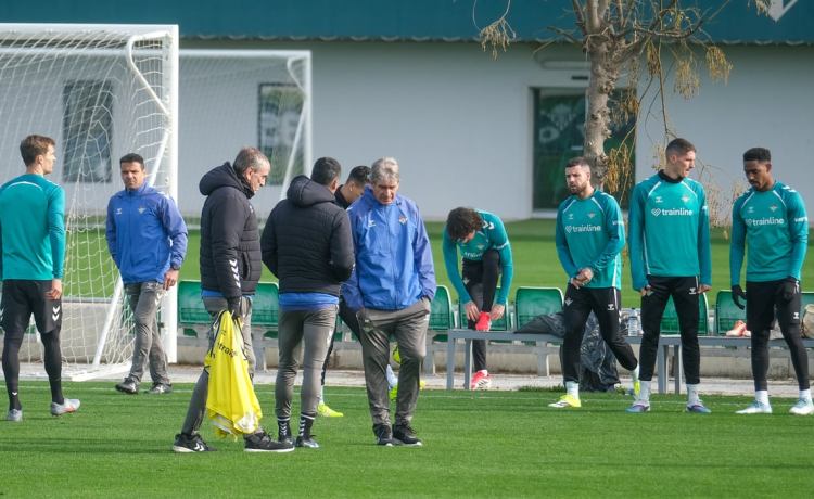 Antony causa baja en la vuelta al trabajo del Betis: luz ambar para Bellerín, verde para Cucho Hernández y Chimy Ávila Antony causa baja en la vuelta al trabajo del Betis: luz ambar para Bellerín, verde para Cucho Hernández y Chimy Ávila