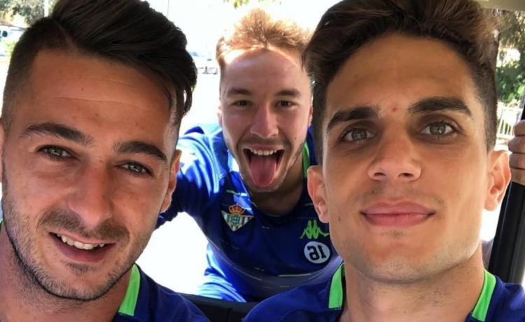 El divertido reencuentro entre Sergio León y Marc Bartra dos semanas antes de la Copa: «Le diré que hay que respetar a los mayores y le pegaré por detrás sin que me vean» El divertido reencuentro entre Sergio León y Marc Bartra dos semanas antes de la Copa: «Le diré que hay que respetar a los mayores y le pegaré por detrás sin que me vean»