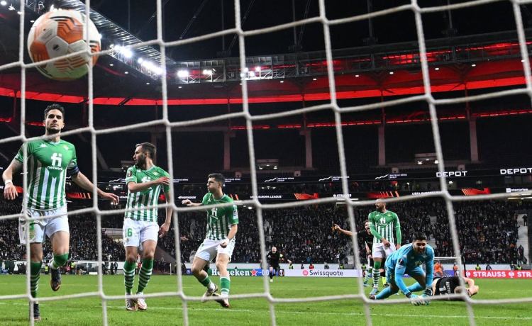 Un árbitro con sensaciones agridulces para Betis y Fiorentina Un árbitro con sensaciones agridulces para Betis y Fiorentina
