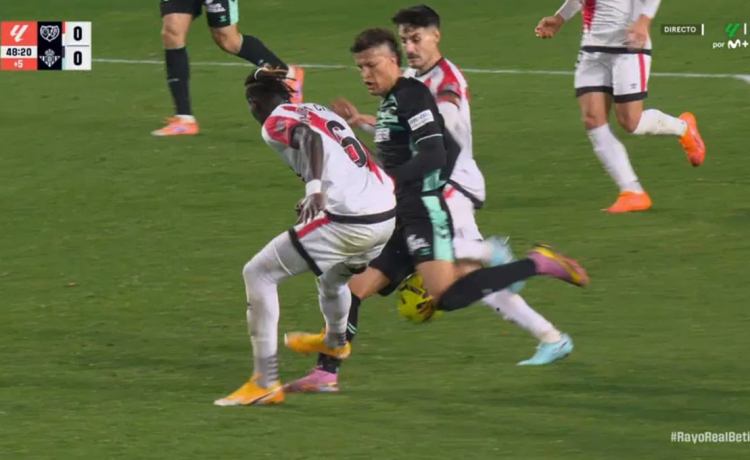 La suerte del Rayo con los árbitros no la tiene el Betis: de la mano de Nobel Mendy a la expulsión perdonada a Pathé Ciss La suerte del Rayo con los árbitros no la tiene el Betis: de la mano de Nobel Mendy a la expulsión perdonada a Pathé Ciss