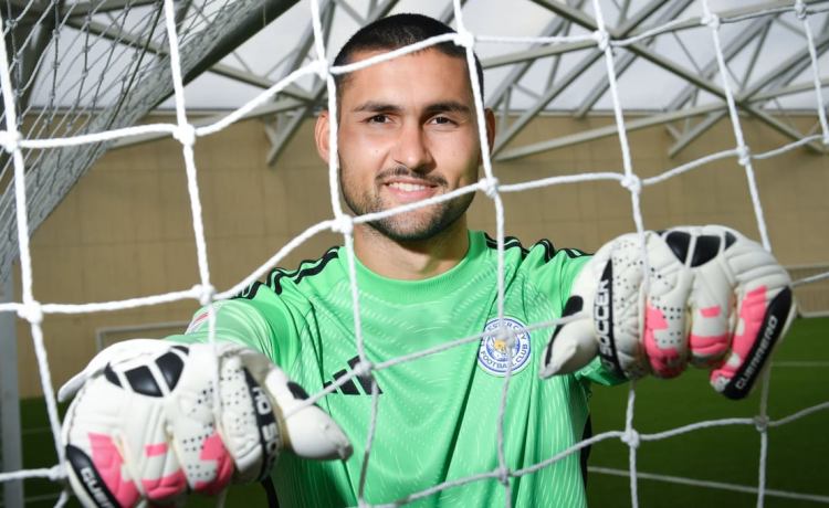 Fran Vieites ya tiene destino: firma hasta 2027 con el Leicester Fran Vieites ya tiene destino: firma hasta 2027 con el Leicester