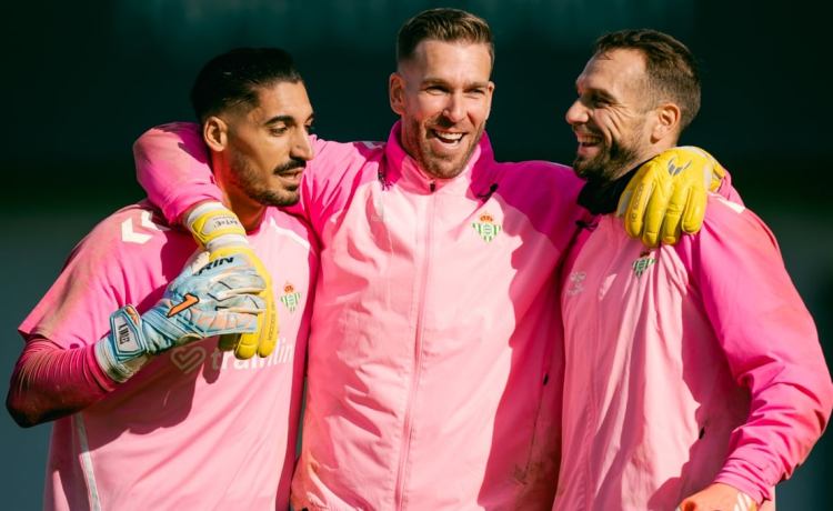 Se reabre el debate en la portería del Betis: ¿quién debe ser el meta titular contra el PAOK en la Europa League? Se reabre el debate en la portería del Betis: ¿quién debe ser el meta titular contra el PAOK en la Europa League?