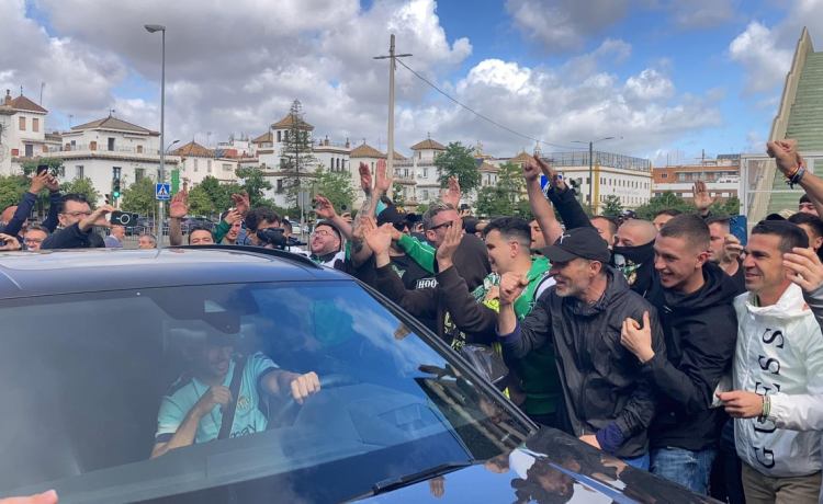 La afición del Betis animan la previa del derbi y Ayoze y Fornals se dejan llevar La afición del Betis animan la previa del derbi y Ayoze y Fornals se dejan llevar