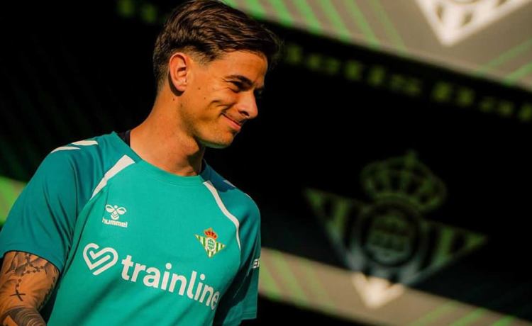 Rodrigo Rótolo, entrenador de Valentín Gómez en infantiles de Vélez: «Era muy flaquito, pero pronto supe que no tenía techo» Rodrigo Rótolo, entrenador de Valentín Gómez en infantiles de Vélez: «Era muy flaquito, pero pronto supe que no tenía techo»