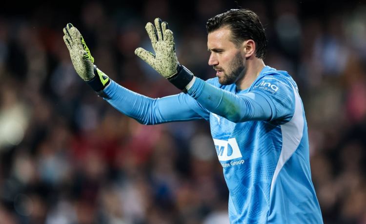 Dimitrievski admite el «interés» de Betis y Sevilla y el detalle de Corberán que le «irritó» Dimitrievski admite el «interés» de Betis y Sevilla y el detalle de Corberán que le «irritó»