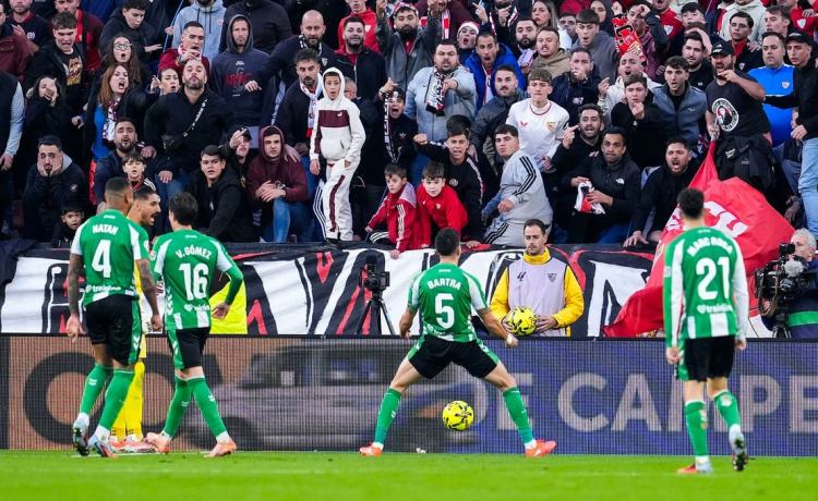 LaLiga agrava el panorama para el Sevilla denunciando gritos de «Bartra, muérete» LaLiga agrava el panorama para el Sevilla denunciando gritos de «Bartra, muérete»