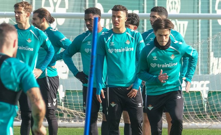 Múltiples bajas y la vuelta de Ángel Ortiz en la lista del Betis contra el Villarreal Múltiples bajas y la vuelta de Ángel Ortiz en la lista del Betis contra el Villarreal