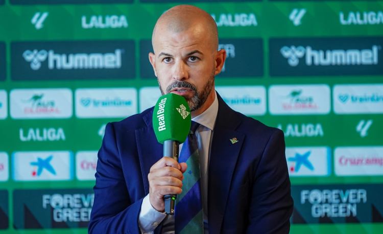 Manu Fajardo despeja las dudas con James Rodríguez y confirma el fichaje para el lateral Manu Fajardo despeja las dudas con James Rodríguez y confirma el fichaje para el lateral