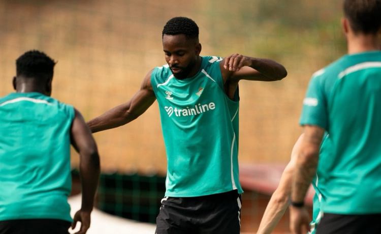 El fichaje del delantero depende de Bakambu y Chimy Ávila El fichaje del delantero depende de Bakambu y Chimy Ávila