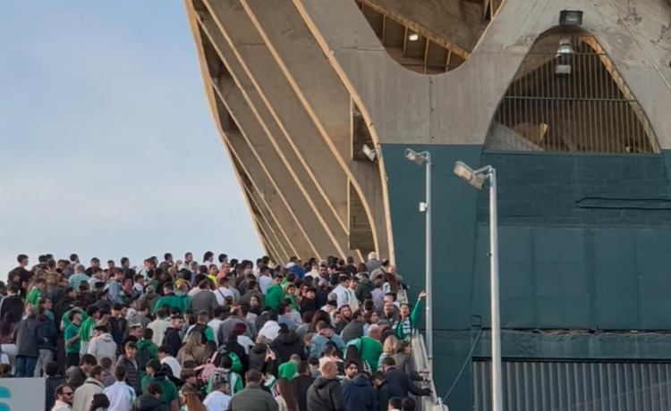 Revuelo a las afueras del Villamarín: puertas colapsadas con el partido del Betis empezado Revuelo a las afueras del Villamarín: puertas colapsadas con el partido del Betis empezado