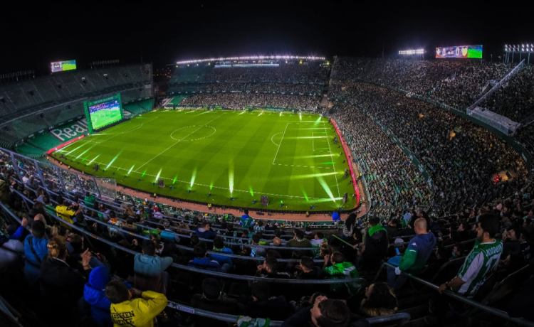 La afición del Betis calienta en el Benito Villamarín, Plaza Nueva espera La afición del Betis calienta en el Benito Villamarín, Plaza Nueva espera