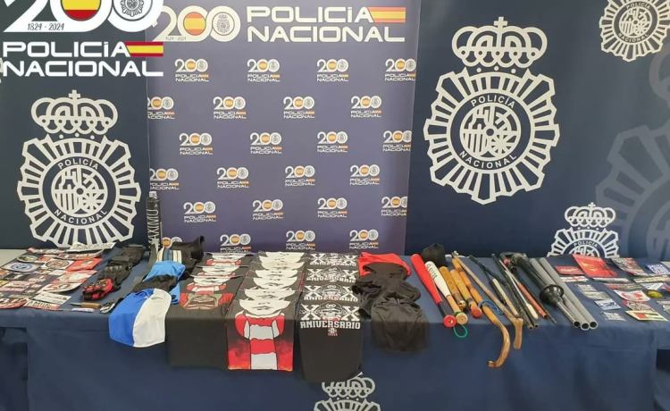 Tres ultras detenidos, 178 identificados y una pelea masiva evitada por la Policía Tres ultras detenidos, 178 identificados y una pelea masiva evitada por la Policía