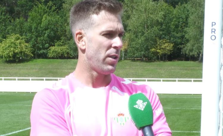 Adrián revela su rol en la portería del Betis: «Es buenísimo» Adrián revela su rol en la portería del Betis: «Es buenísimo»