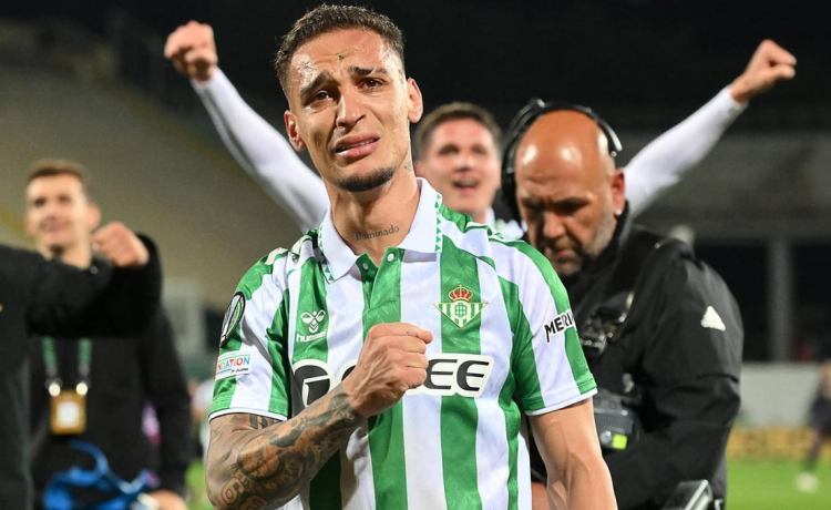 El Betis ‘negocia’ con Antony en plena celebración por la final El Betis ‘negocia’ con Antony en plena celebración por la final