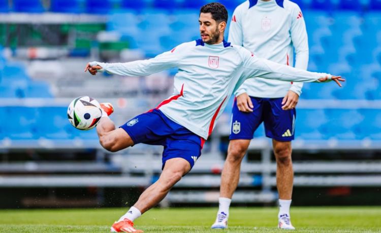 Ayoze Pérez le sale muy caro a Luis de la Fuente Ayoze Pérez le sale muy caro a Luis de la Fuente