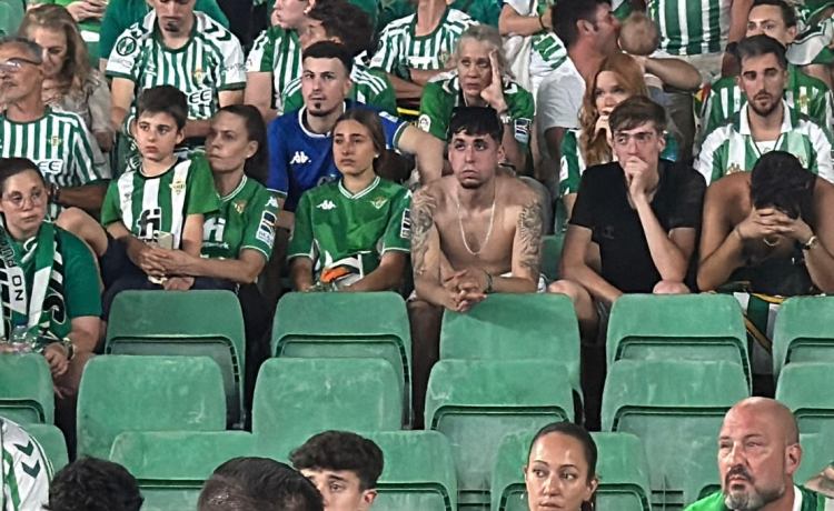 Así se vivió la final en el Benito Villamarín: del éxtasis a la pena Así se vivió la final en el Benito Villamarín: del éxtasis a la pena
