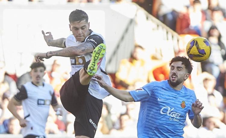 Meten al Betis en la carrera por su fichaje Meten al Betis en la carrera por su fichaje