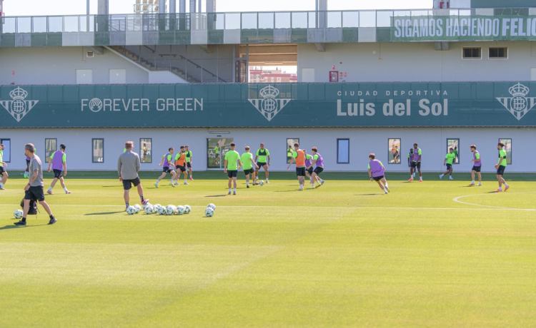 Sabaly entrena al margen en una sesión sin Johnny Cardoso Sabaly entrena al margen en una sesión sin Johnny Cardoso