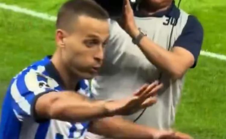 Canales vuelve a marcar y… ¡golpea a un policía en la celebración! Canales vuelve a marcar y… ¡golpea a un policía en la celebración!