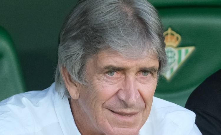 Pellegrini sopla las velas por el cumpleaños del Real Betis y pide un deseo Pellegrini sopla las velas por el cumpleaños del Real Betis y pide un deseo