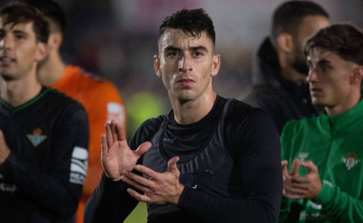 Betis y Leeds ultiman el traspaso de Marc Roca Betis y Leeds ultiman el traspaso de Marc Roca